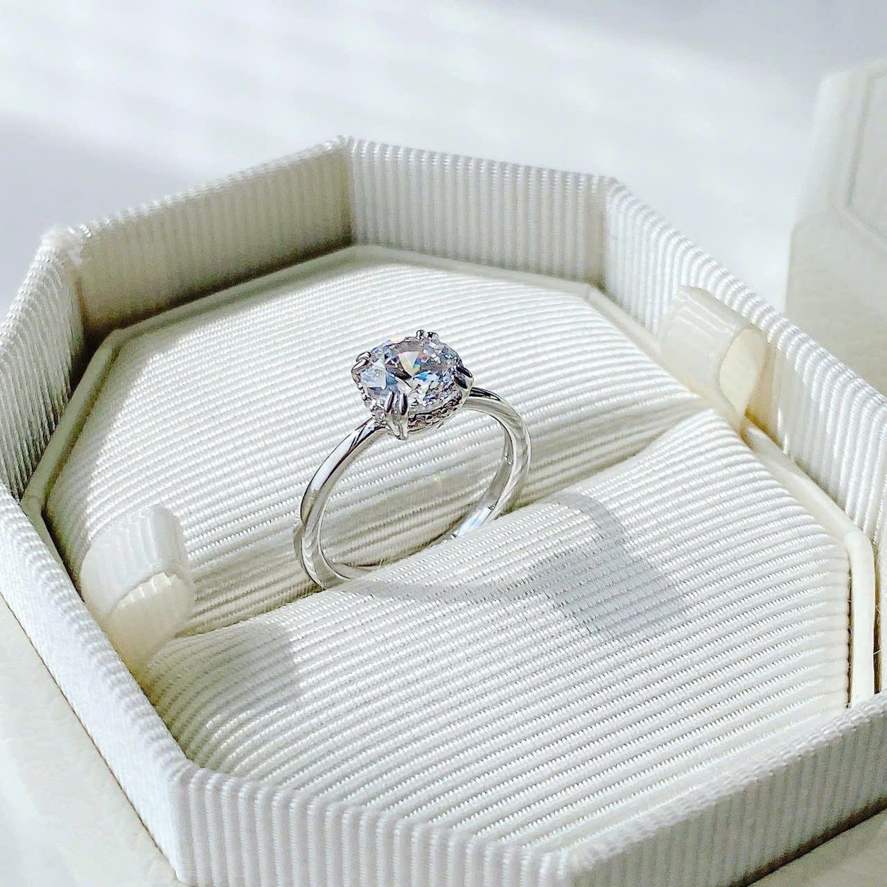  Nhẫn cocktail Stilla giác cắt tròn tone trắng - Stilla cocktail ring Round cut, White, Silver-tone finish 