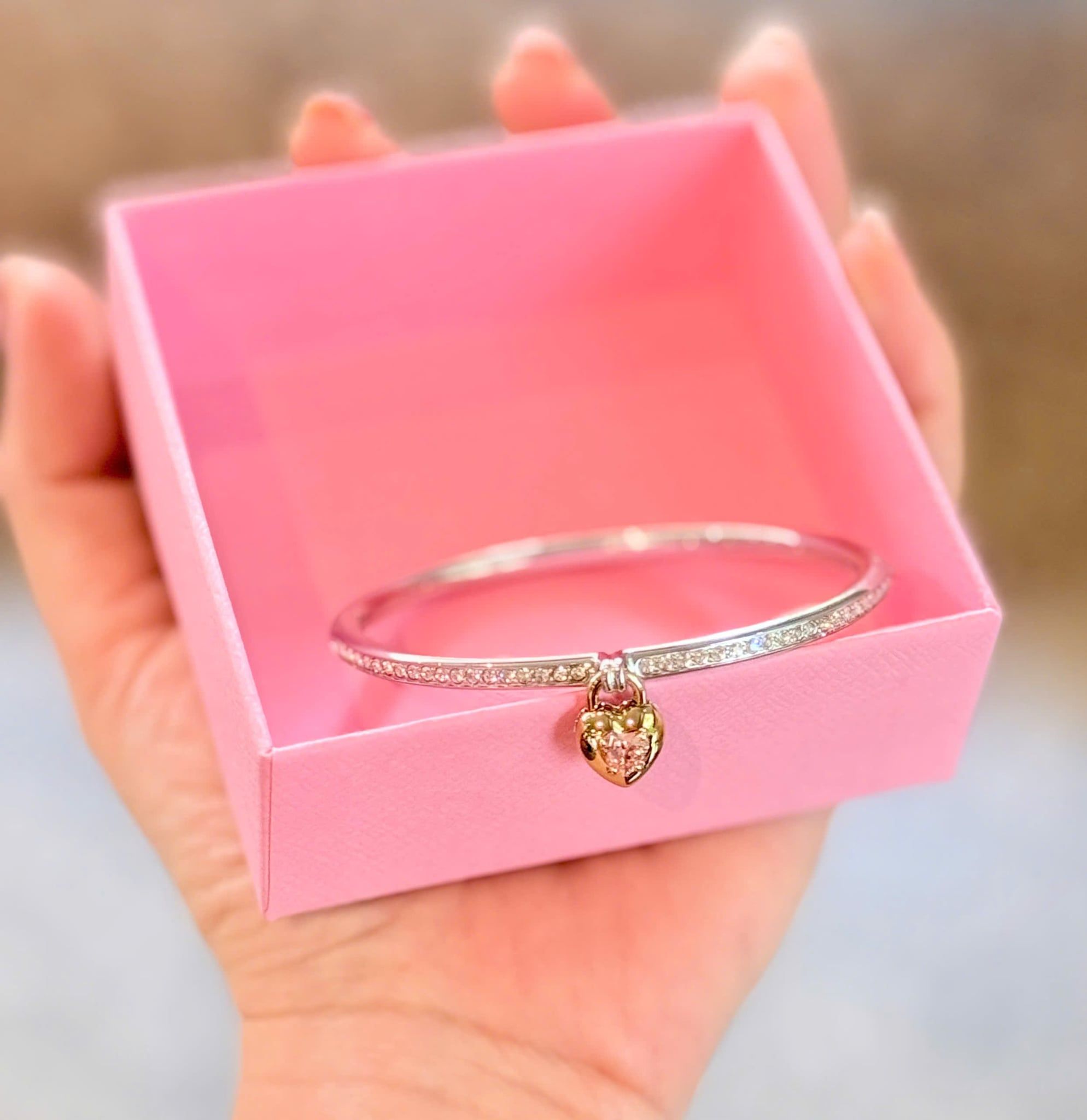 Vòng tay cứng Swarovski Idyllia đính khoá trái tim 2 mặt - Swarovski Idyllia bangle, Mixed cuts, Heart, Pink, Mixed metal finish 
