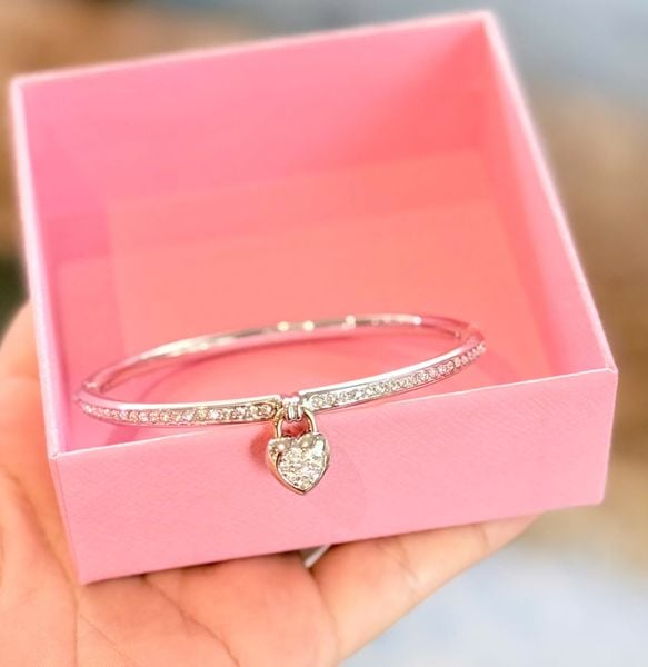  Vòng tay cứng Swarovski Idyllia đính khoá trái tim 2 mặt - Swarovski Idyllia bangle, Mixed cuts, Heart, Pink, Mixed metal finish 