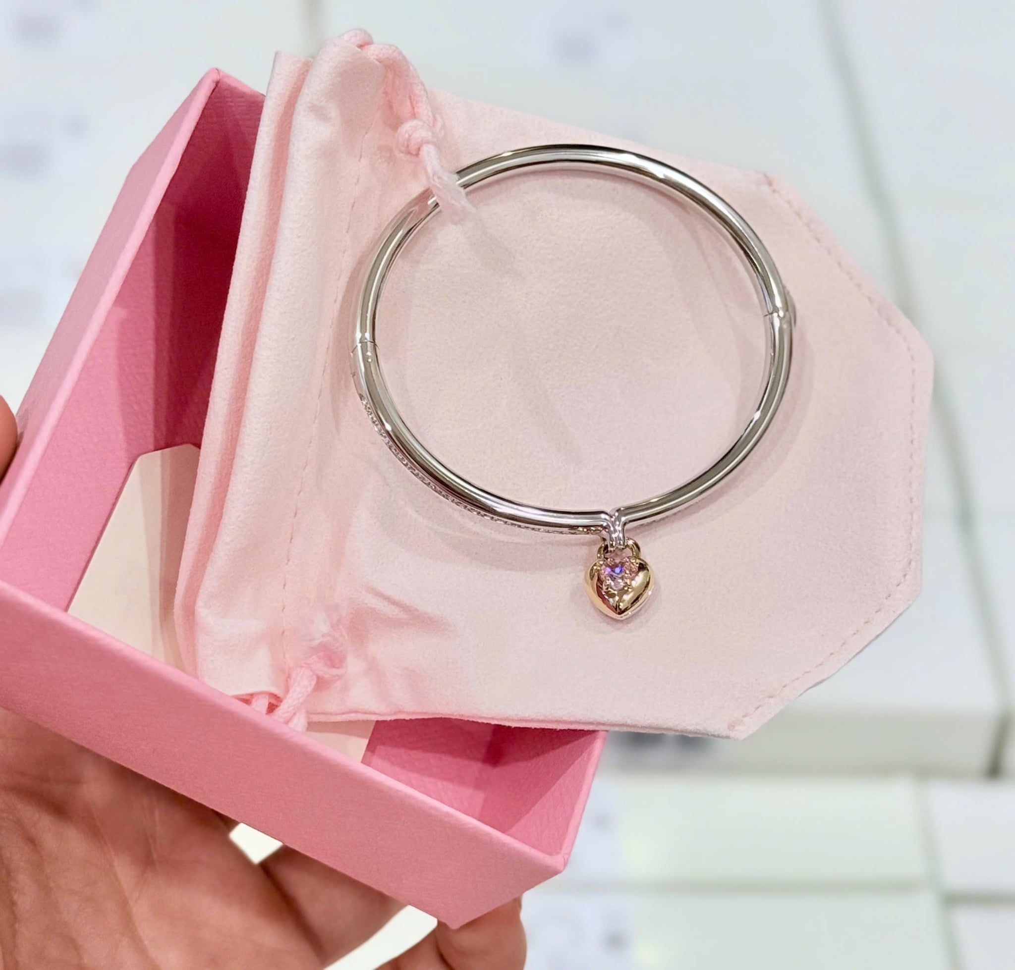  Vòng tay cứng Swarovski Idyllia đính khoá trái tim 2 mặt - Swarovski Idyllia bangle, Mixed cuts, Heart, Pink, Mixed metal finish 