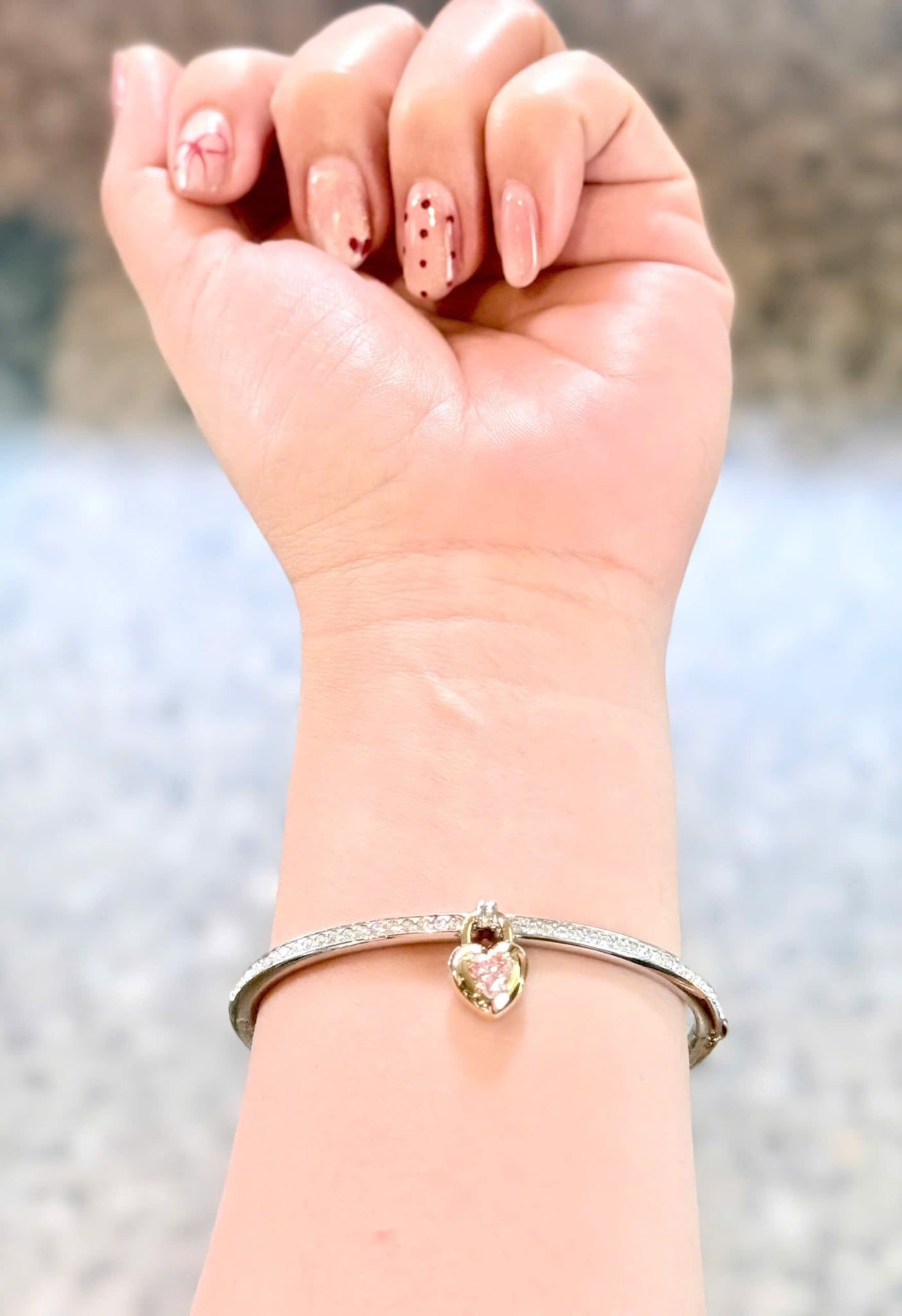 Vòng tay cứng Swarovski Idyllia đính khoá trái tim 2 mặt - Swarovski Idyllia bangle, Mixed cuts, Heart, Pink, Mixed metal finish 
