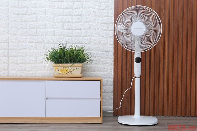 Quạt cây 9 cánh DC inverter TOSHIBA F-LSD10(W)VN