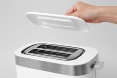Máy nướng bánh mì Electrolux E2TS1-100W, màu trắng