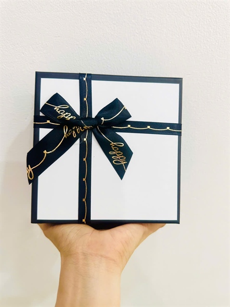  Hộp quà màu trắng gắn nơ đen size 15*15*7cm 