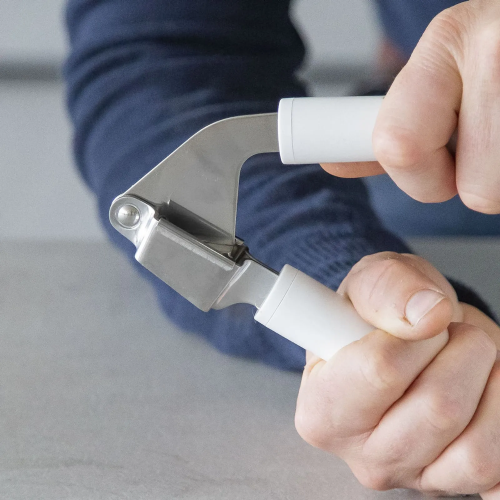 Dụng cụ kẹp tỏi Classic Garlic Press KitchenAid KCG132 nhiều màu