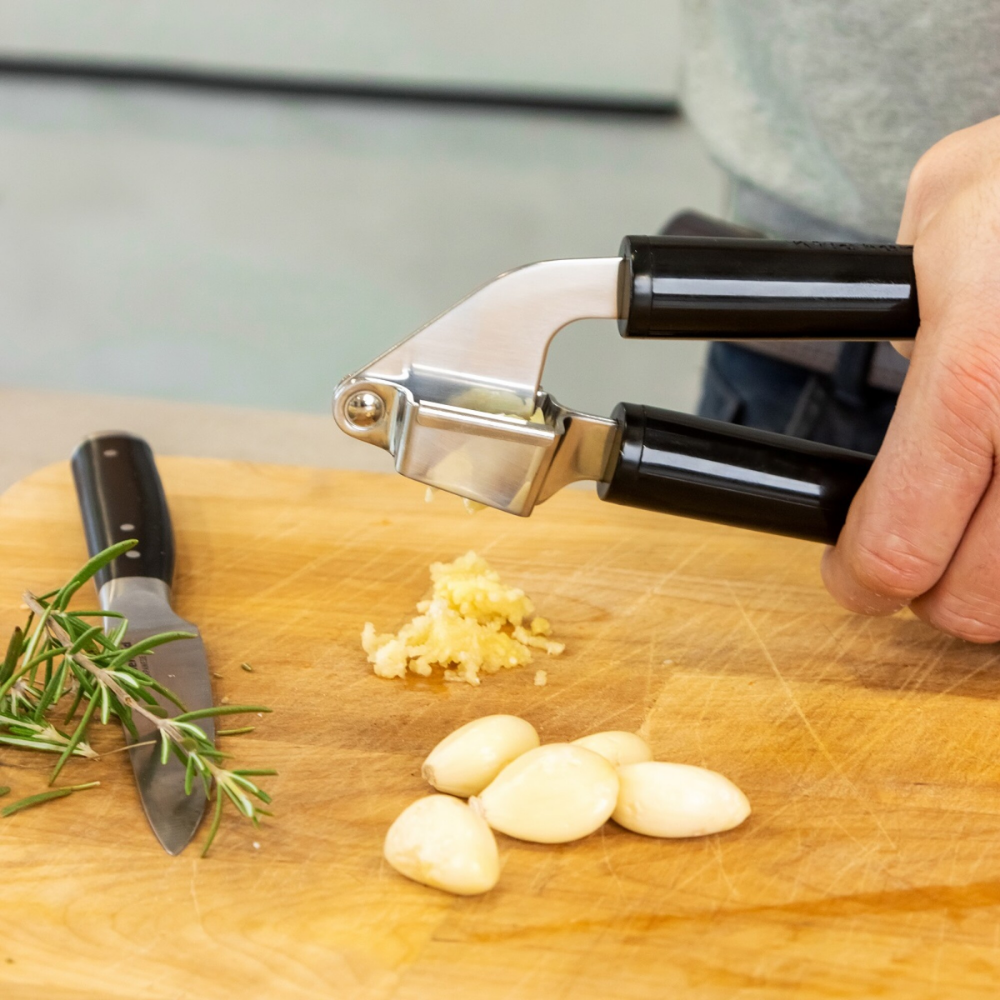 Dụng cụ kẹp tỏi Classic Garlic Press KitchenAid KCG132 nhiều màu