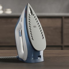 Bàn là hơi nước AEG ST512DB 2400W màu xanh