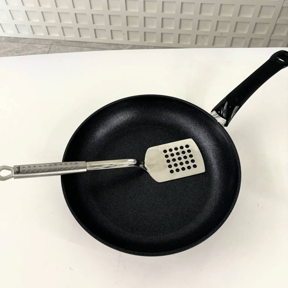 Chảo Fissler Adamant Classic 28cm kèm xẻng made in Germany (màu đen)