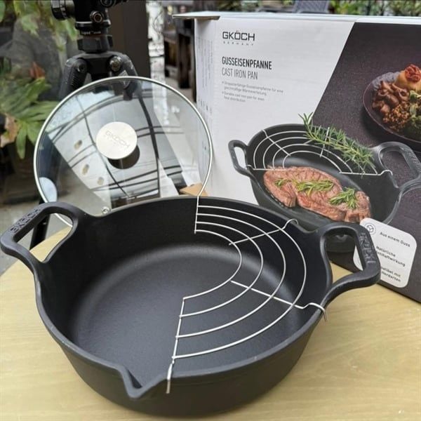 Chảo gang mỏ quạ nắp kính kèm vỉ ráo dầu GKÖCH 24cm Cip 21A