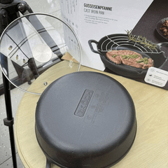Chảo gang mỏ quạ nắp kính kèm vỉ ráo dầu GKÖCH 24cm Cip 21A