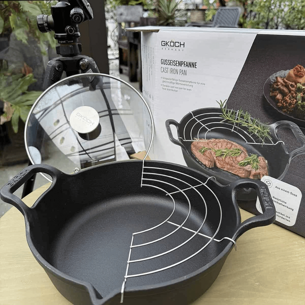 Chảo gang mỏ quạ nắp kính kèm vỉ ráo dầu GKÖCH 24cm Cip 21A