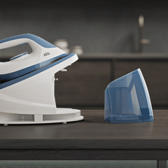 Bàn là hơi nước AEG ST512DB 2400W màu xanh