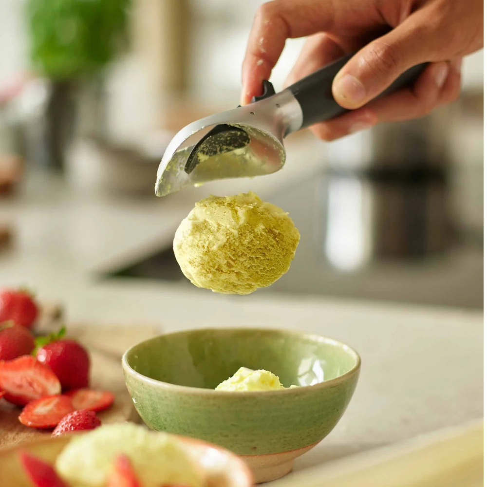 Muôi múc kem Joseph Joseph 20226 Elevate có nút nhả và giá đỡ 21cm màu xám