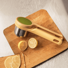 Dụng cụ ép chanh cộng lực Joseph Joseph Helix 20101