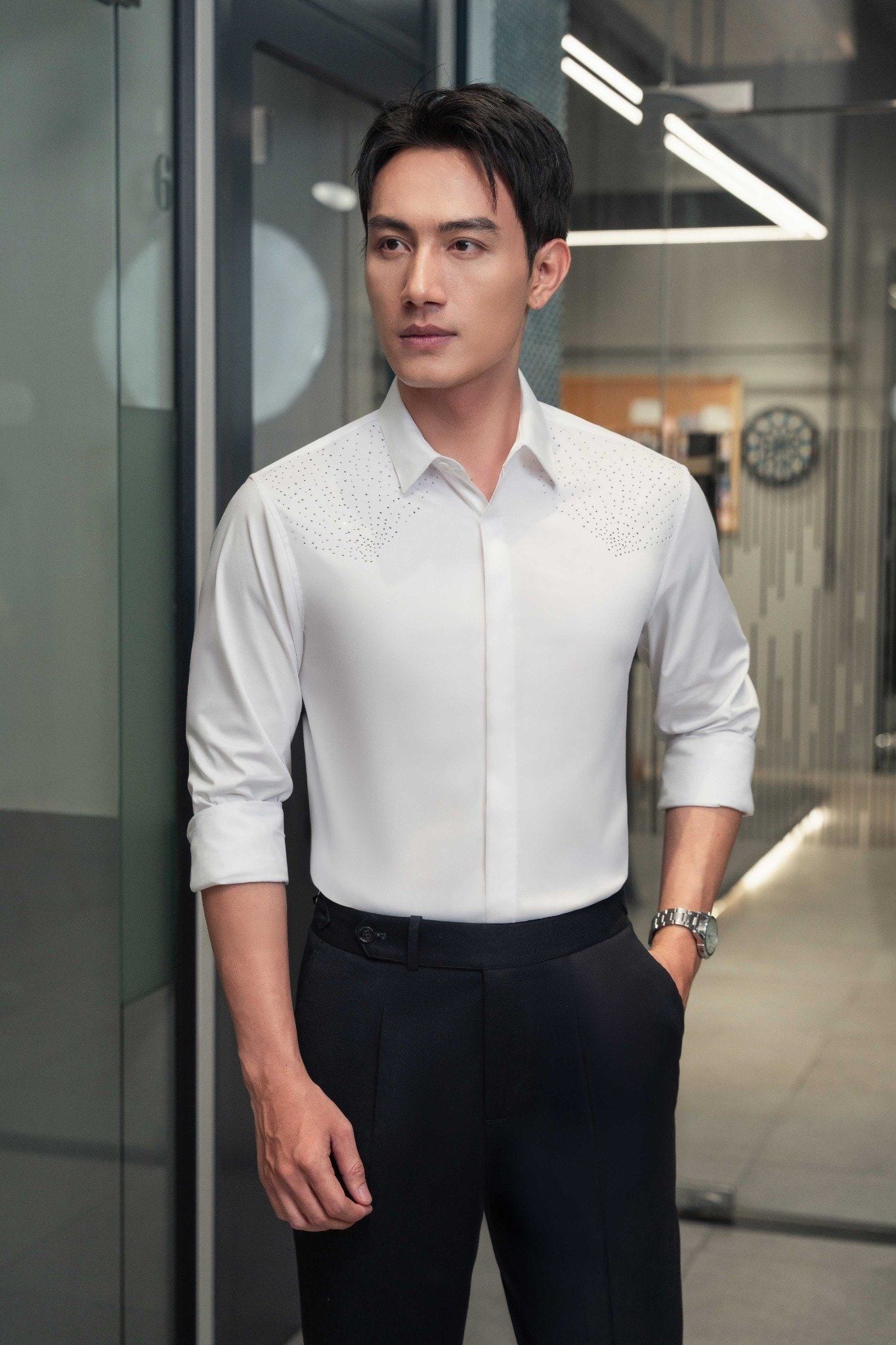  ÁO SƠ MI TAY DÀI / TRẮNG, HỌA TIẾT LẤP LÁNH VAI ÁO - SMC182 