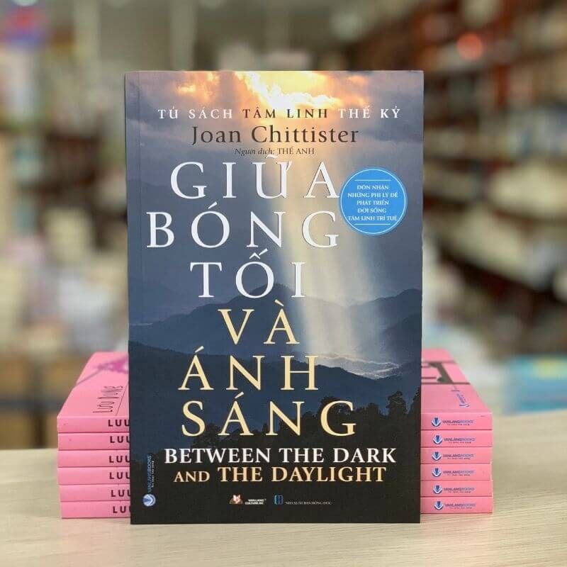 Tủ Sách Tâm Linh Thế Kỷ - Giữa Bóng Tối Và Ánh Sáng  - Vanlangbooks