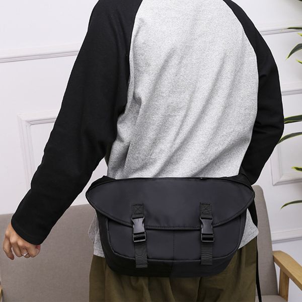 Túi đeo chéo nam CN2301 – Gọn gàng, hiện đại, tiện dụng mỗi ngày