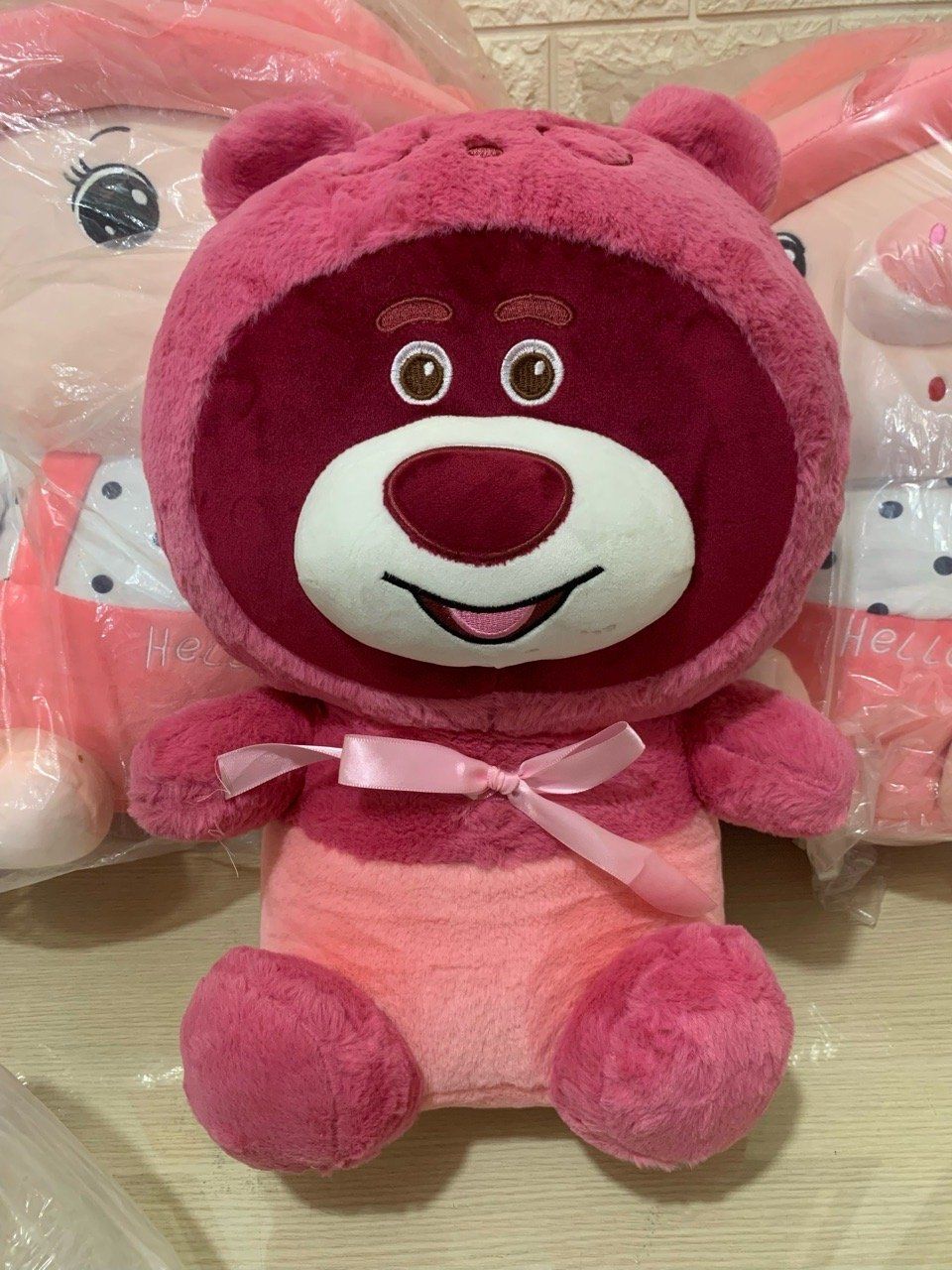  Gấu bông: Gấu Lotso mũ dâu, đeo nơ size L kích thước 55cm 