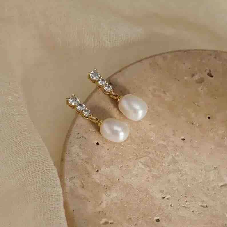 Bông Tai Ngọc Trai Tự Nhiên Kiểu Dáng Cơ Bản Đính Dãy 3 Hạt Zircon MADAME HIEN PEARLS Thời Trang Nữ BTG074