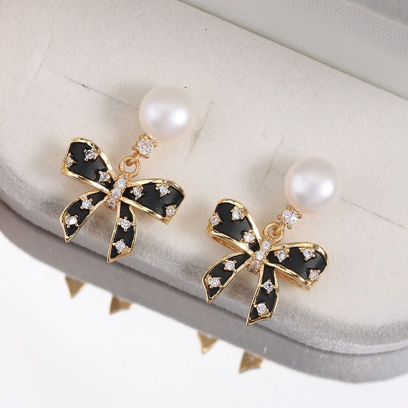 Bông Tai Ngọc Trai Tự Nhiên Mặt Nơ Đen Cổ Điển MADAME HIEN PEARLS Cho Nữ BTN303