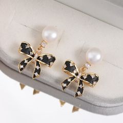 Bông Tai Ngọc Trai Tự Nhiên Mặt Nơ Đen Cổ Điển MADAME HIEN PEARLS Cho Nữ BTN303