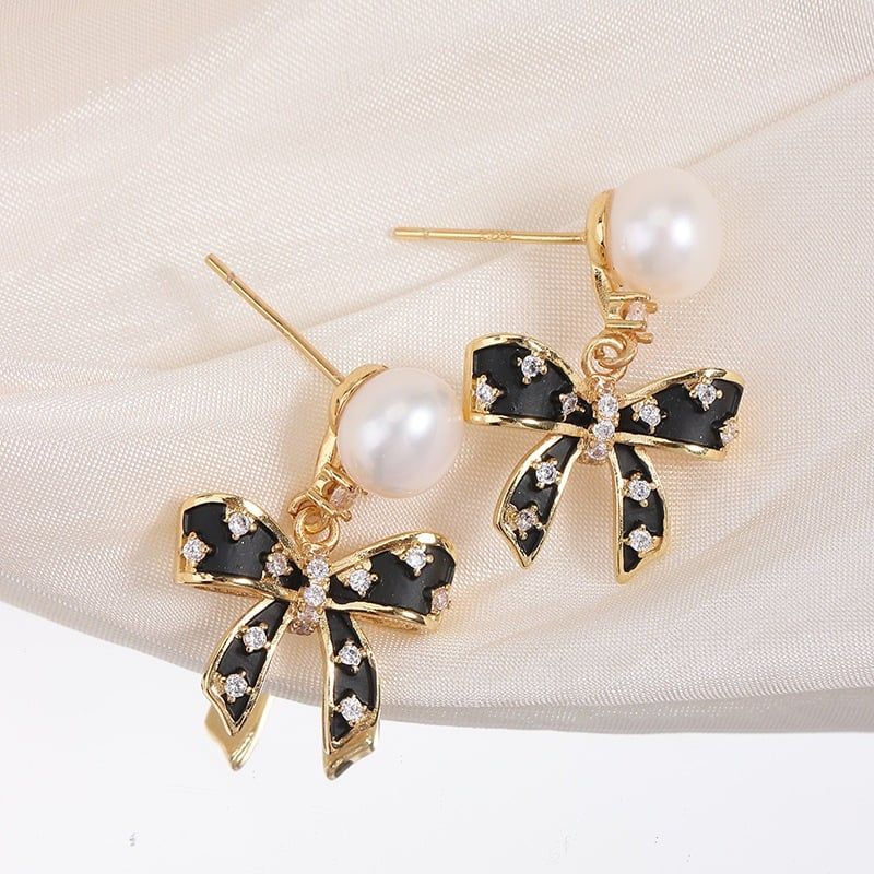 Bông Tai Ngọc Trai Tự Nhiên Mặt Nơ Đen Cổ Điển MADAME HIEN PEARLS Cho Nữ BTN303