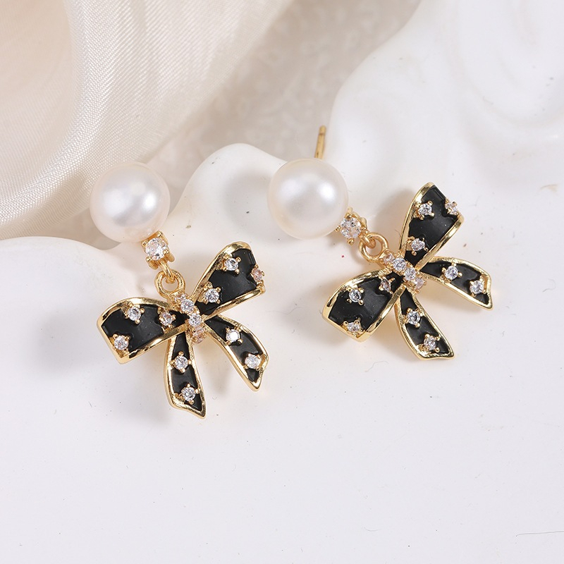 Bông Tai Ngọc Trai Tự Nhiên Mặt Nơ Đen Cổ Điển MADAME HIEN PEARLS Cho Nữ BTN303