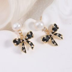 Bông Tai Ngọc Trai Tự Nhiên Mặt Nơ Đen Cổ Điển MADAME HIEN PEARLS Cho Nữ BTN303