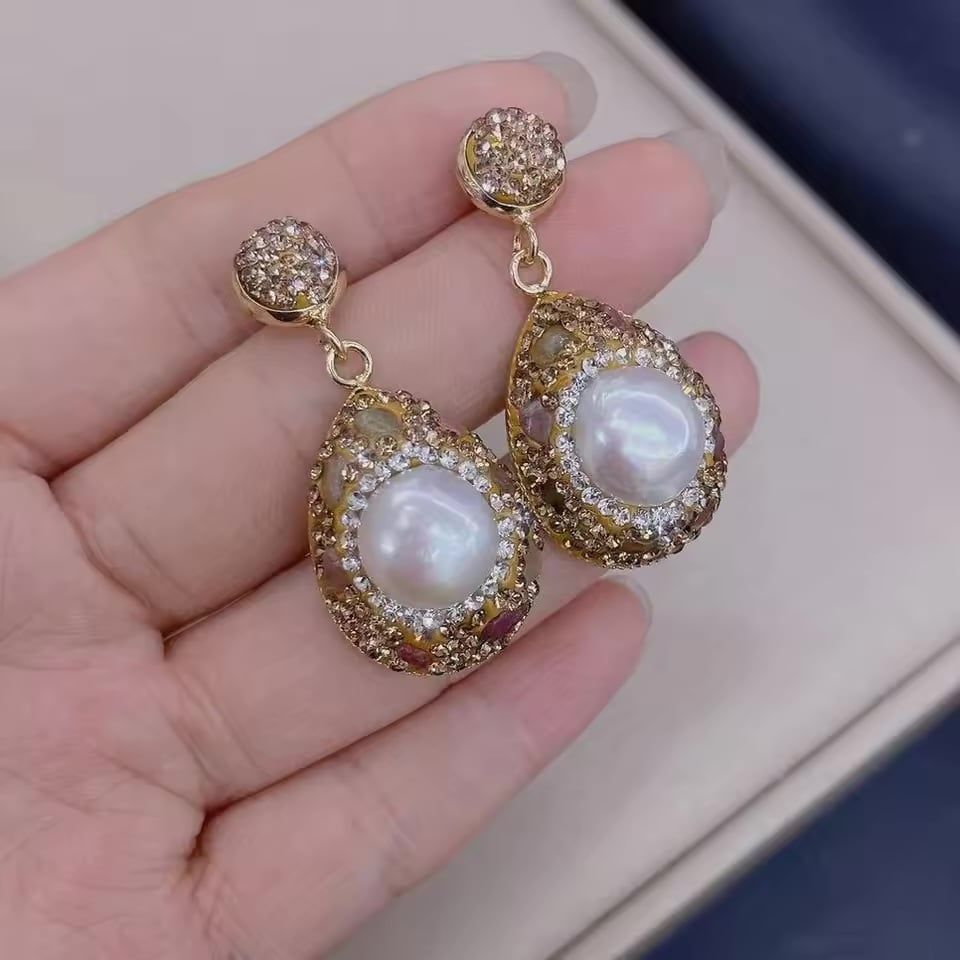 Bông Tai Ngọc Trai Baroque Tự Nhiên Ngọc Trai Phú Quốc Giá Sỉ Đính Đá Quý Đa Sắc – Hoa Tai Cao Cấp Cho Nữ MADAME HIEN PEARLS BTB136