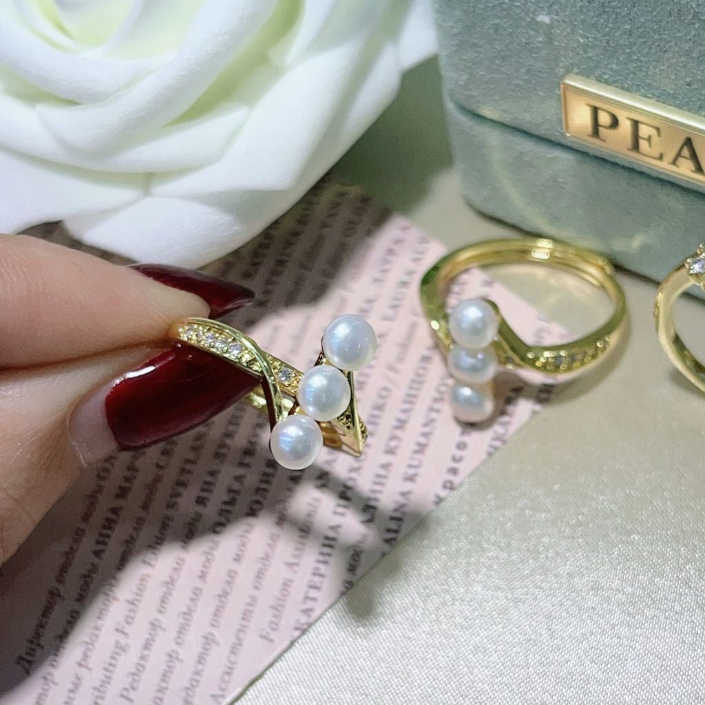 Nhẫn 3 Hạt Ngọc Trai Tự Nhiên Dáng Mở Đính Đá Zirconia Mạ Vàng 18K Trang Sức Thiết Kế Thanh Lịch MADAME HIEN PEARLS NN150