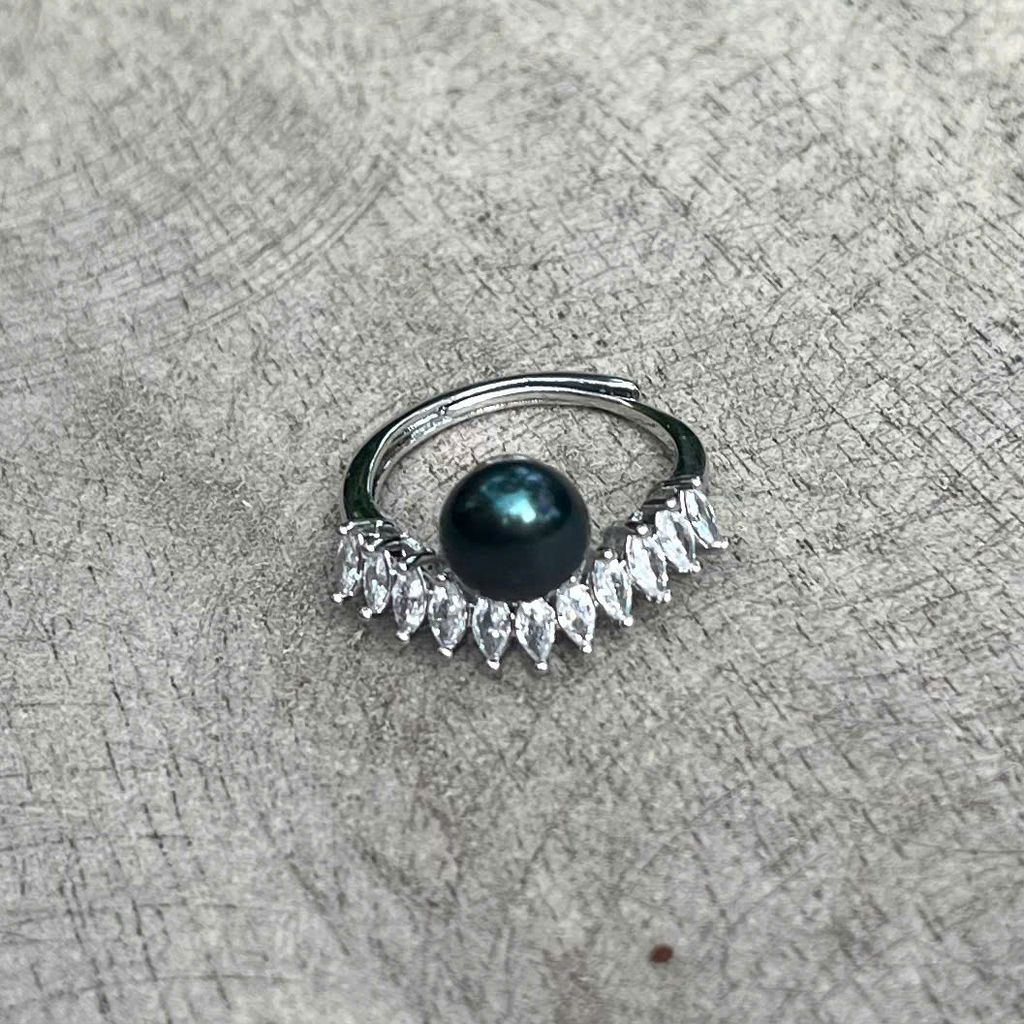 Nhẫn Ngọc Trai Tự Nhiên Đính Vương Miện Đá Quý MADAME HIEN PEARLS NN071