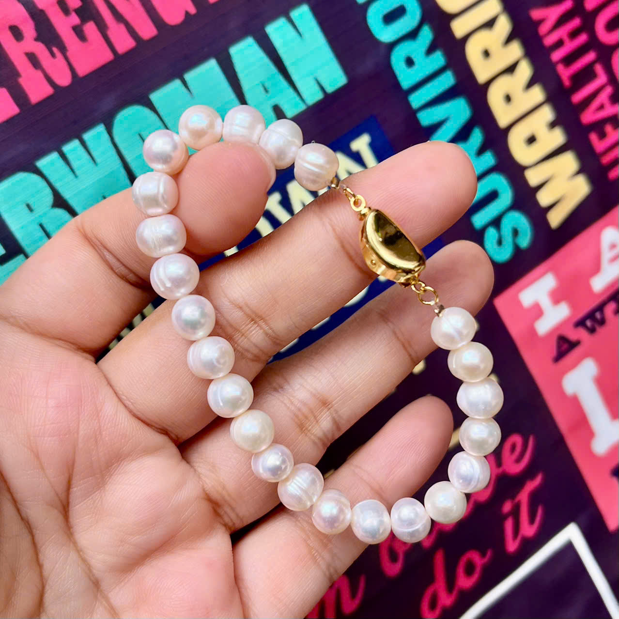 Vòng Tay Ngọc Trai Phú Quốc Tự Nhiên 8-9mm Khoá Yên Ngựa Vàng Sang Trọng Giá Sỉ MADAME HIEN PEARLS VTT035TRYN