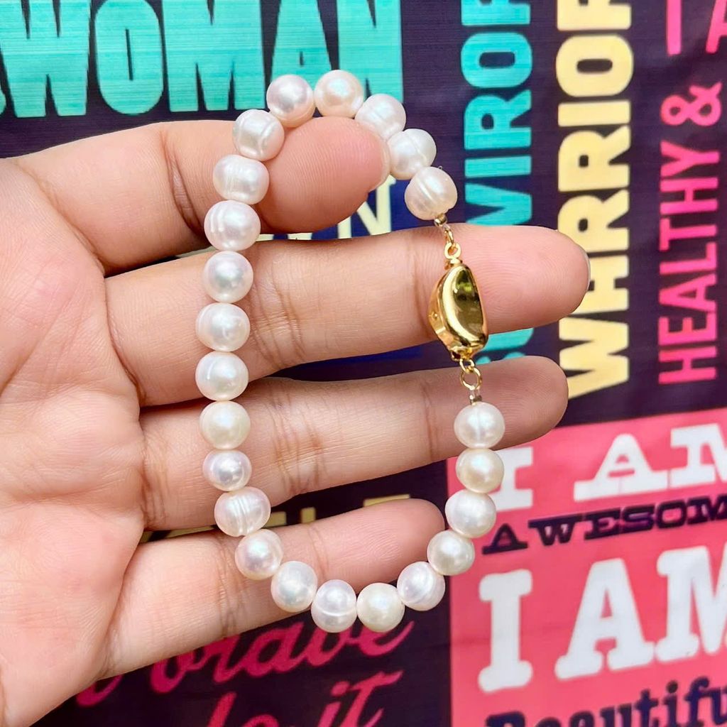 Vòng Tay Ngọc Trai Phú Quốc Tự Nhiên 8-9mm Khoá Yên Ngựa Vàng Sang Trọng Giá Sỉ MADAME HIEN PEARLS VTT035TRYN