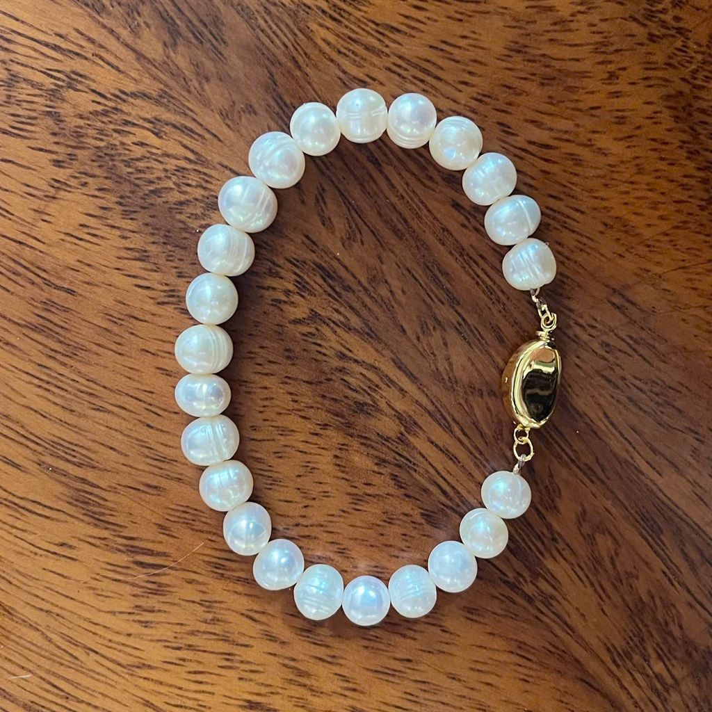 Vòng Tay Ngọc Trai Phú Quốc Tự Nhiên 8-9mm Khoá Yên Ngựa Vàng Sang Trọng Giá Sỉ MADAME HIEN PEARLS VTT035TRYN