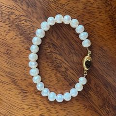 Vòng Tay Ngọc Trai Phú Quốc Tự Nhiên 8-9mm Khoá Yên Ngựa Vàng Sang Trọng Giá Sỉ MADAME HIEN PEARLS VTT035TRYN