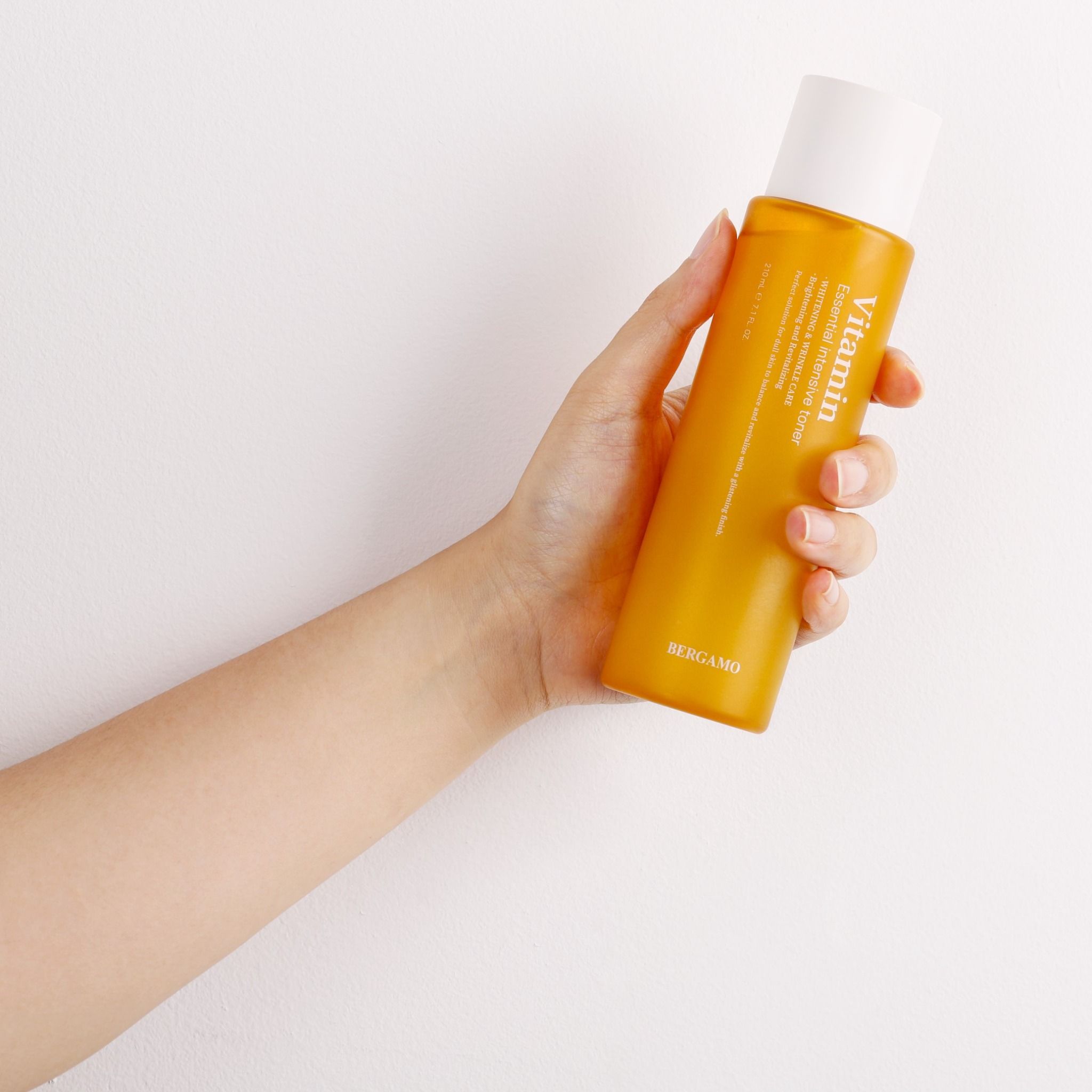 TONER VITAMIN SÁNG DA BERGAMO VITAMIN ESSENTIAL INTENSIVE TONER 210ML