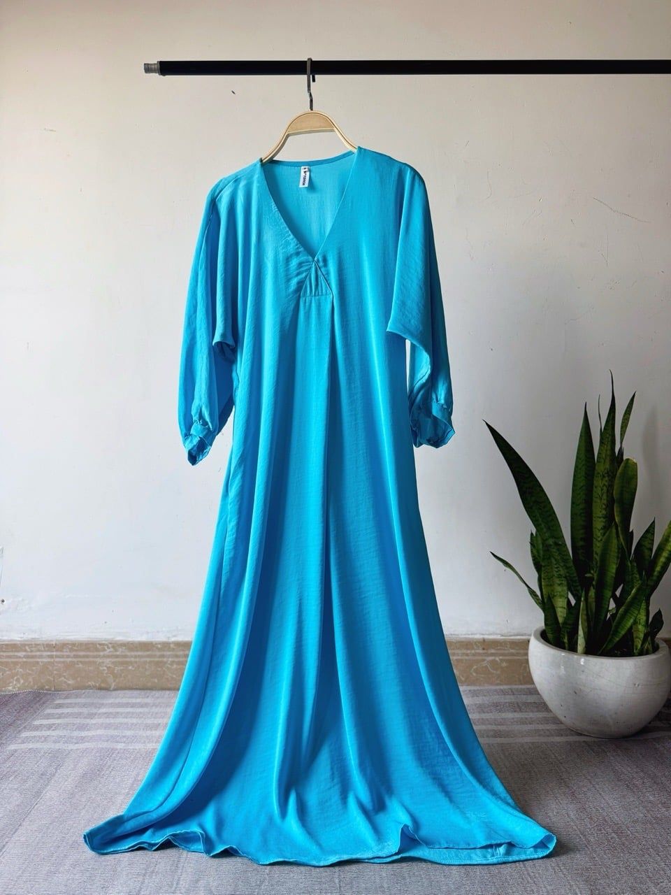  Đầm midi lụa tay liền dài cổ V Infashion 