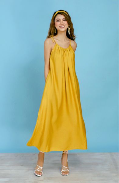  Đầm lụa suông cổ yếm kèm dây buộc eo 