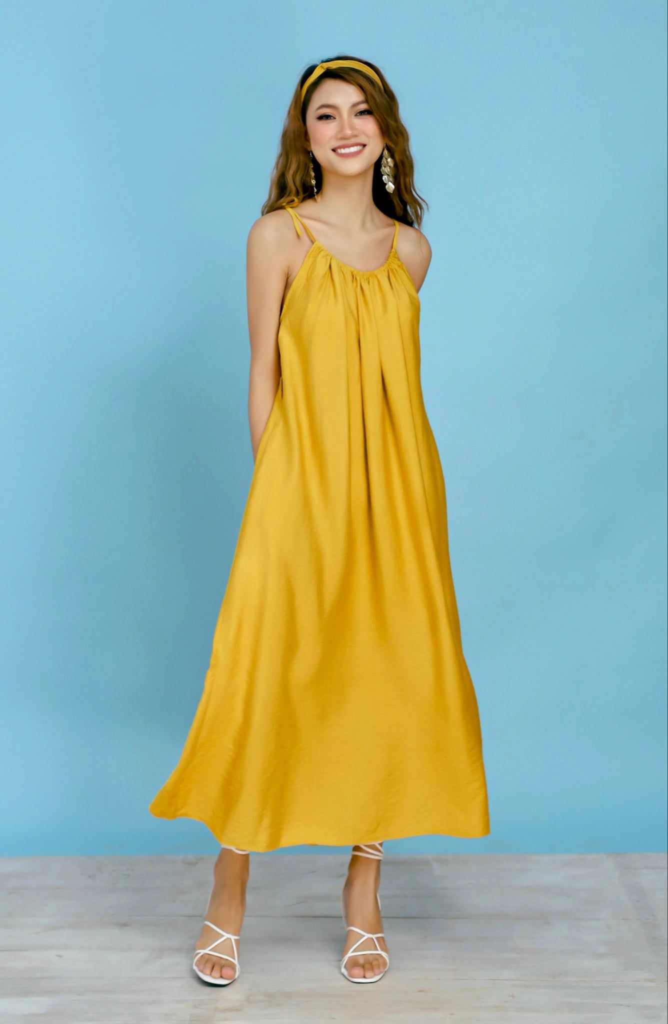  Đầm lụa suông cổ yếm kèm dây buộc eo 