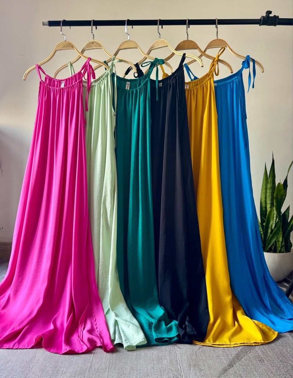  Đầm lụa suông cổ yếm kèm dây buộc eo 