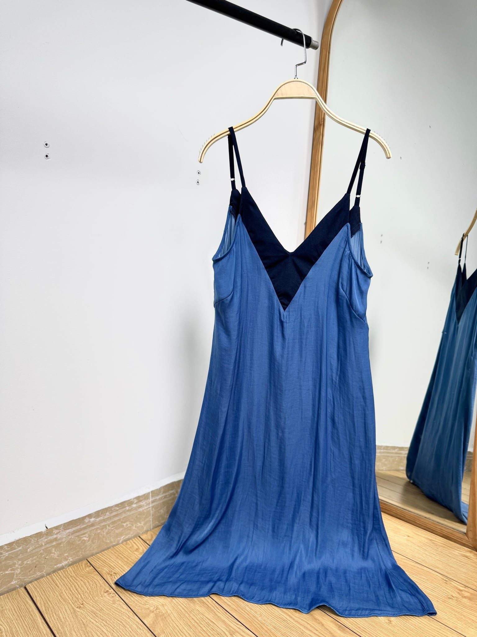  Đầm dây phối cổ V ngắn 