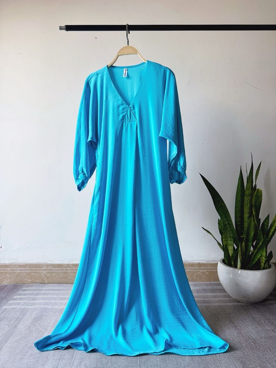  Đầm midi lụa tay liền dài cổ V Infashion 