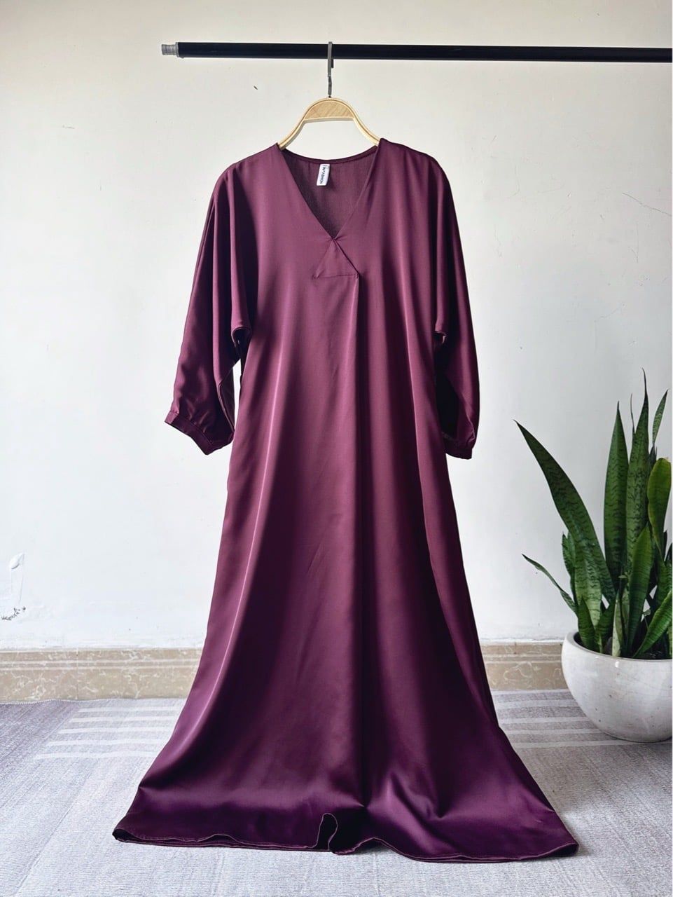  Đầm midi lụa tay liền dài cổ V Infashion 