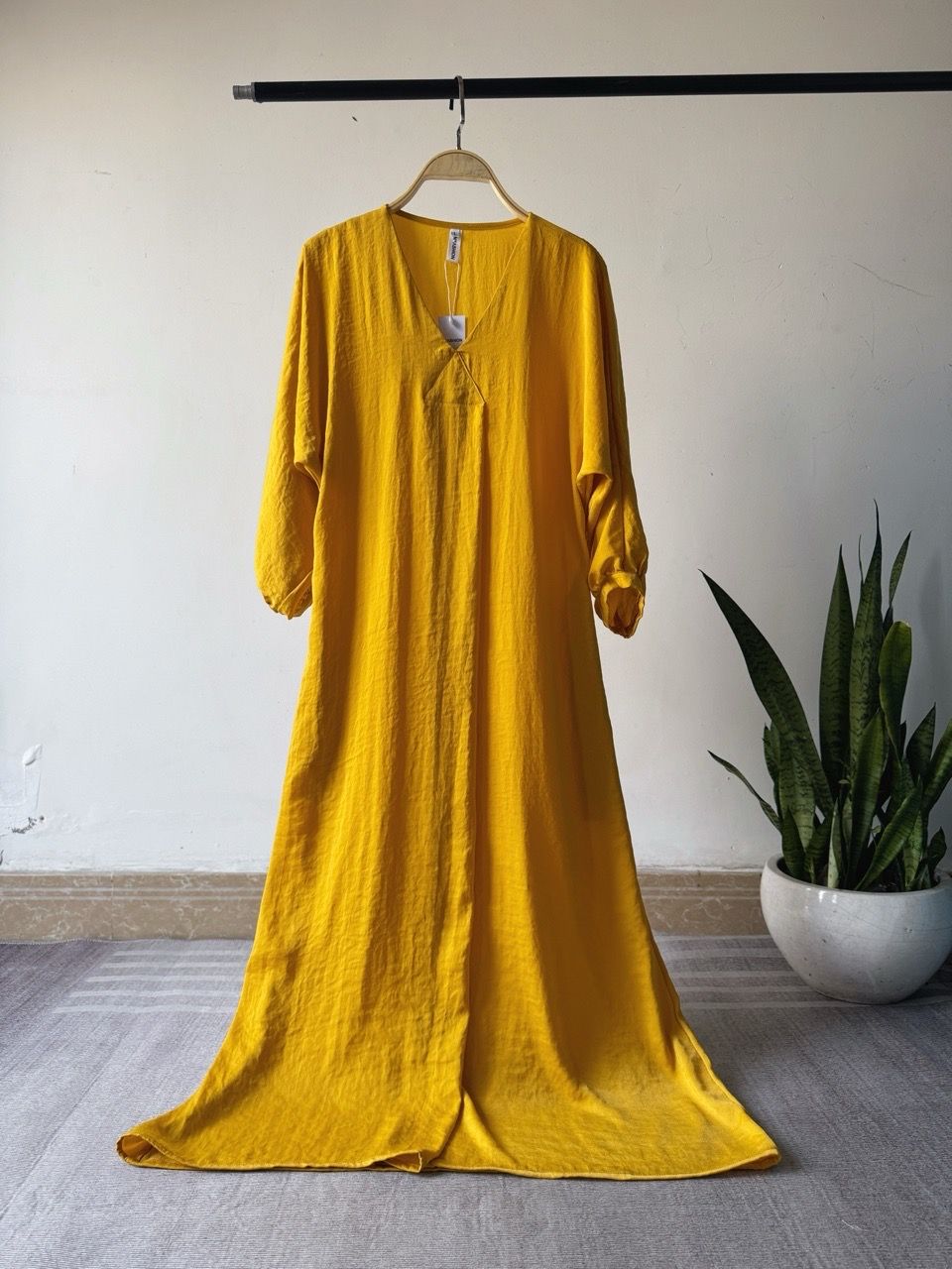  Đầm midi lụa tay liền dài cổ V Infashion 