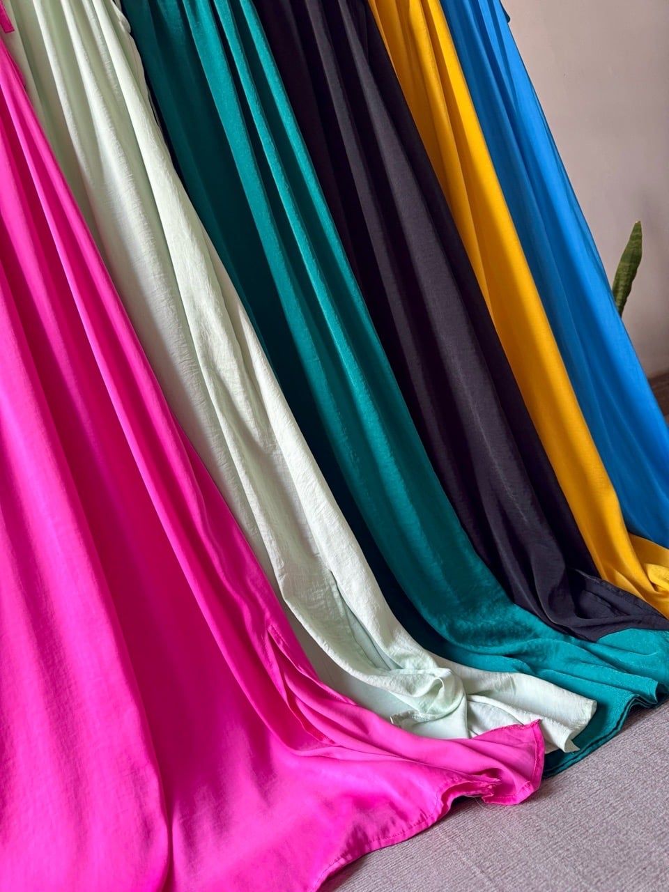  Đầm lụa suông cổ yếm kèm dây buộc eo 