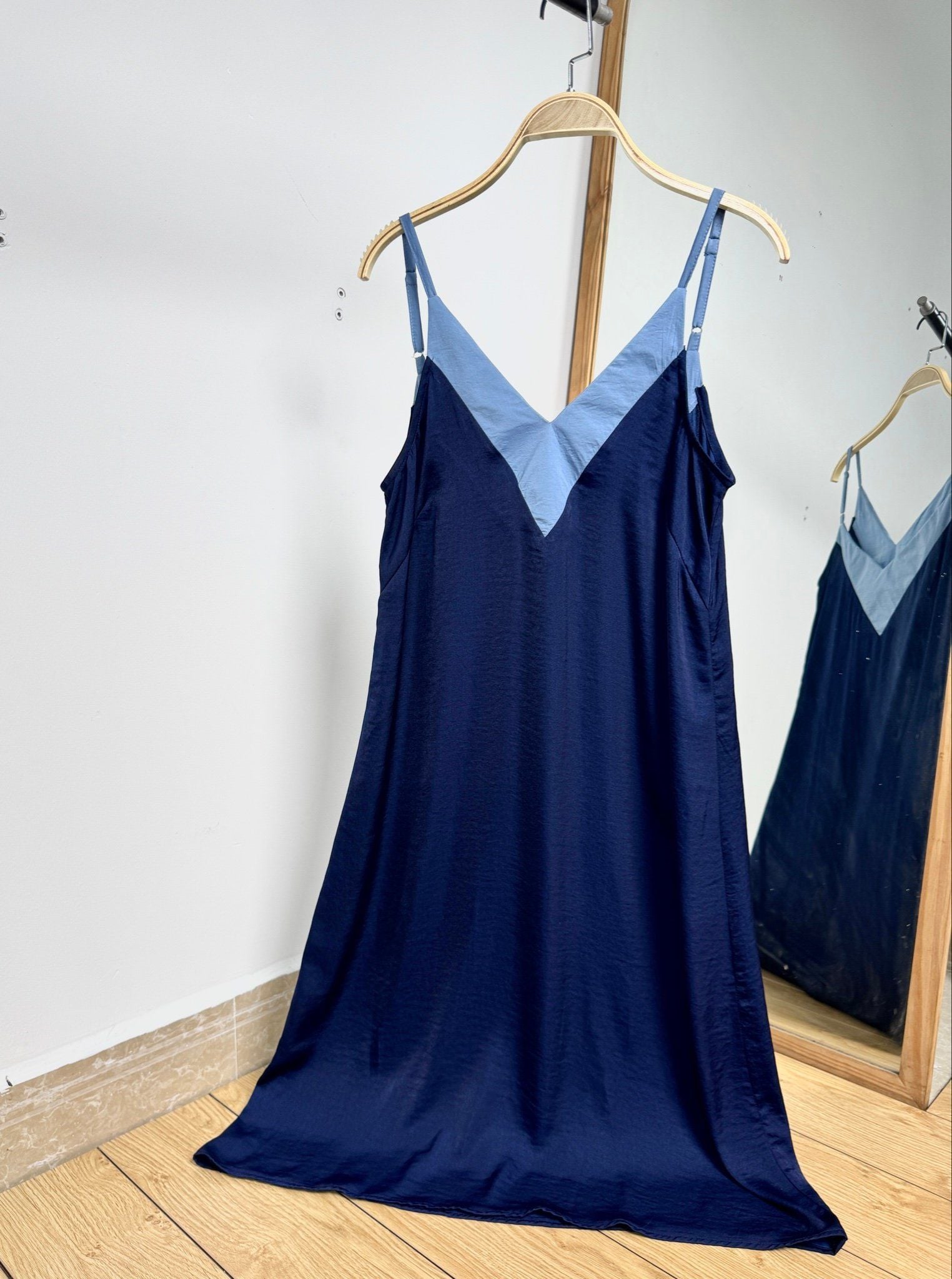  Đầm dây phối cổ V ngắn 