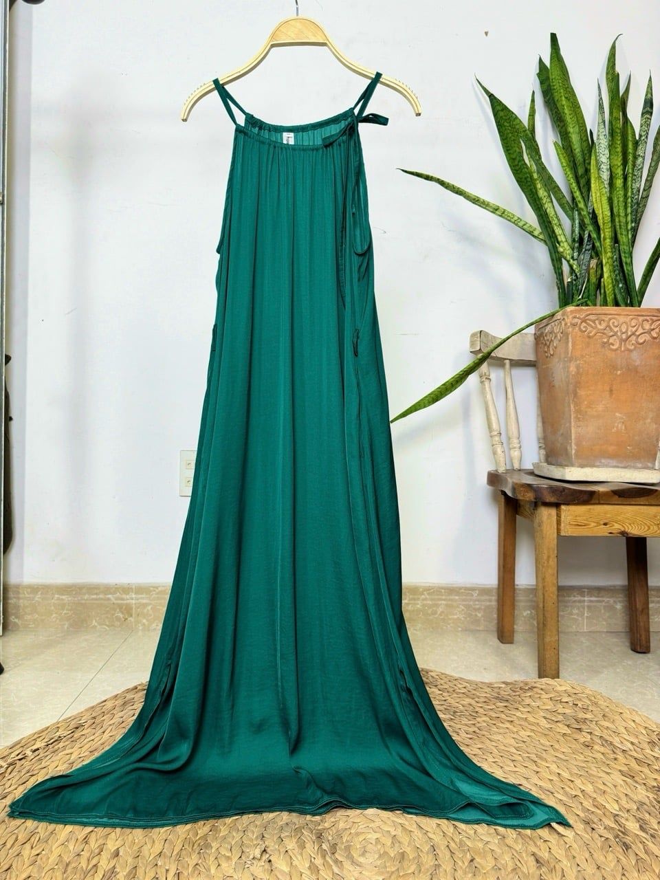  Đầm lụa suông cổ yếm kèm dây buộc eo 