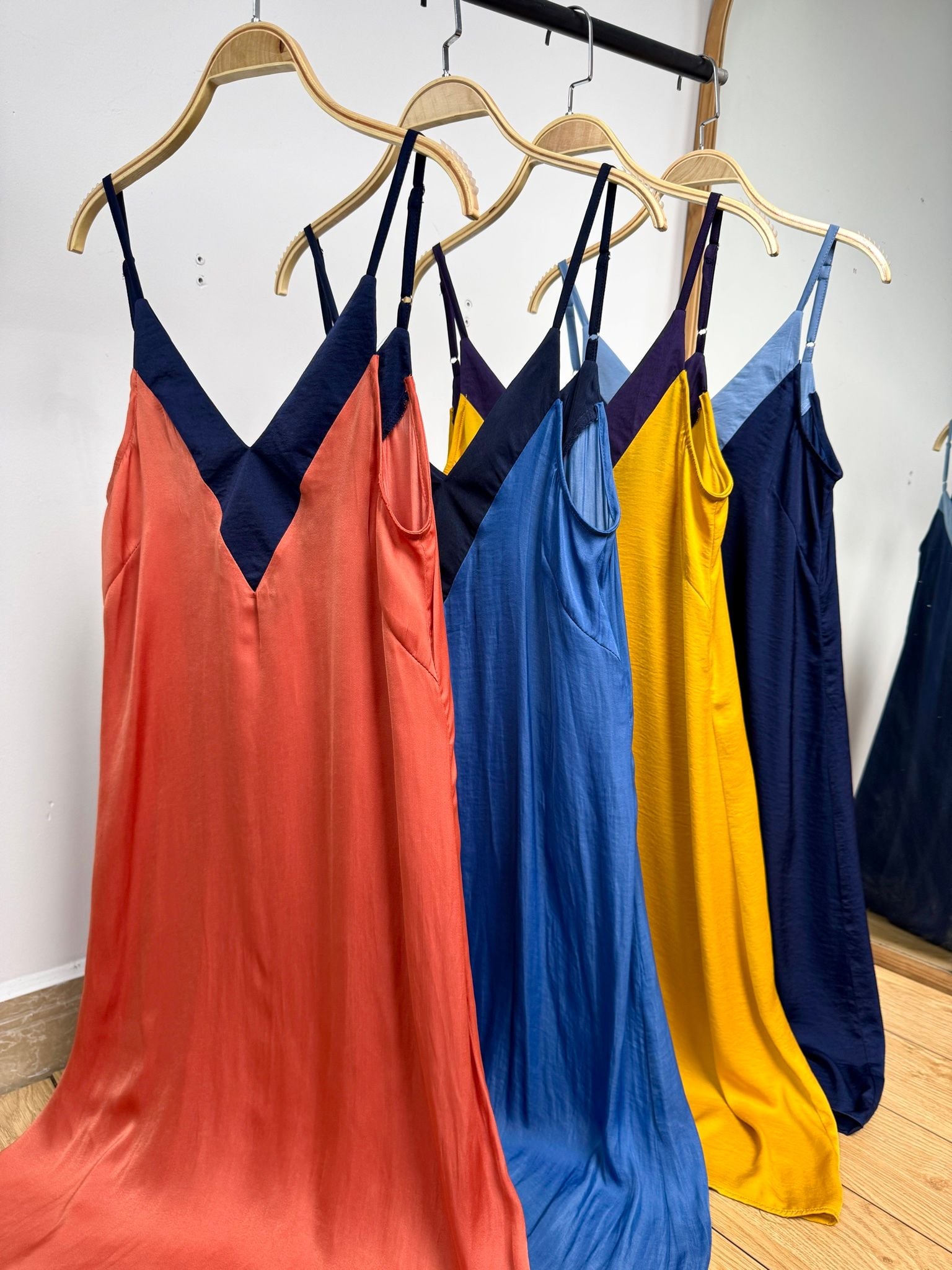  Đầm dây phối cổ V ngắn 