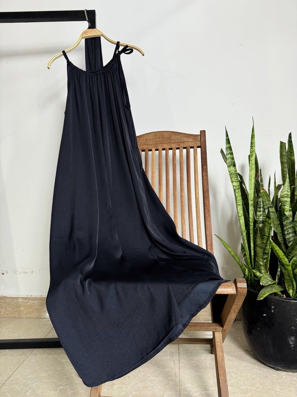  Đầm lụa suông cổ yếm kèm dây buộc eo 