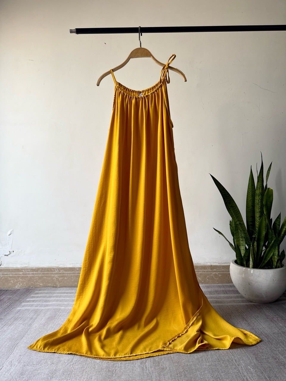  Đầm lụa suông cổ yếm kèm dây buộc eo 